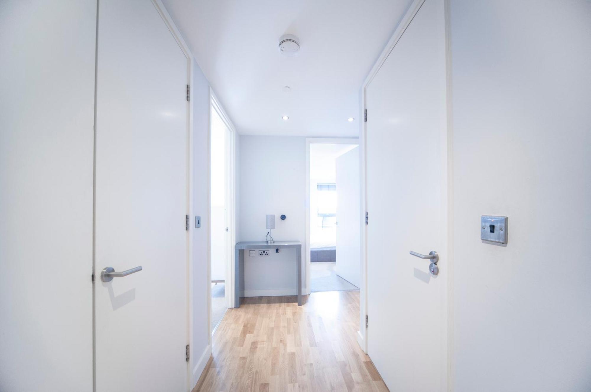 Top Floor Apt - 2 Bed/2 Bath + Private Balcony London Bagian luar foto