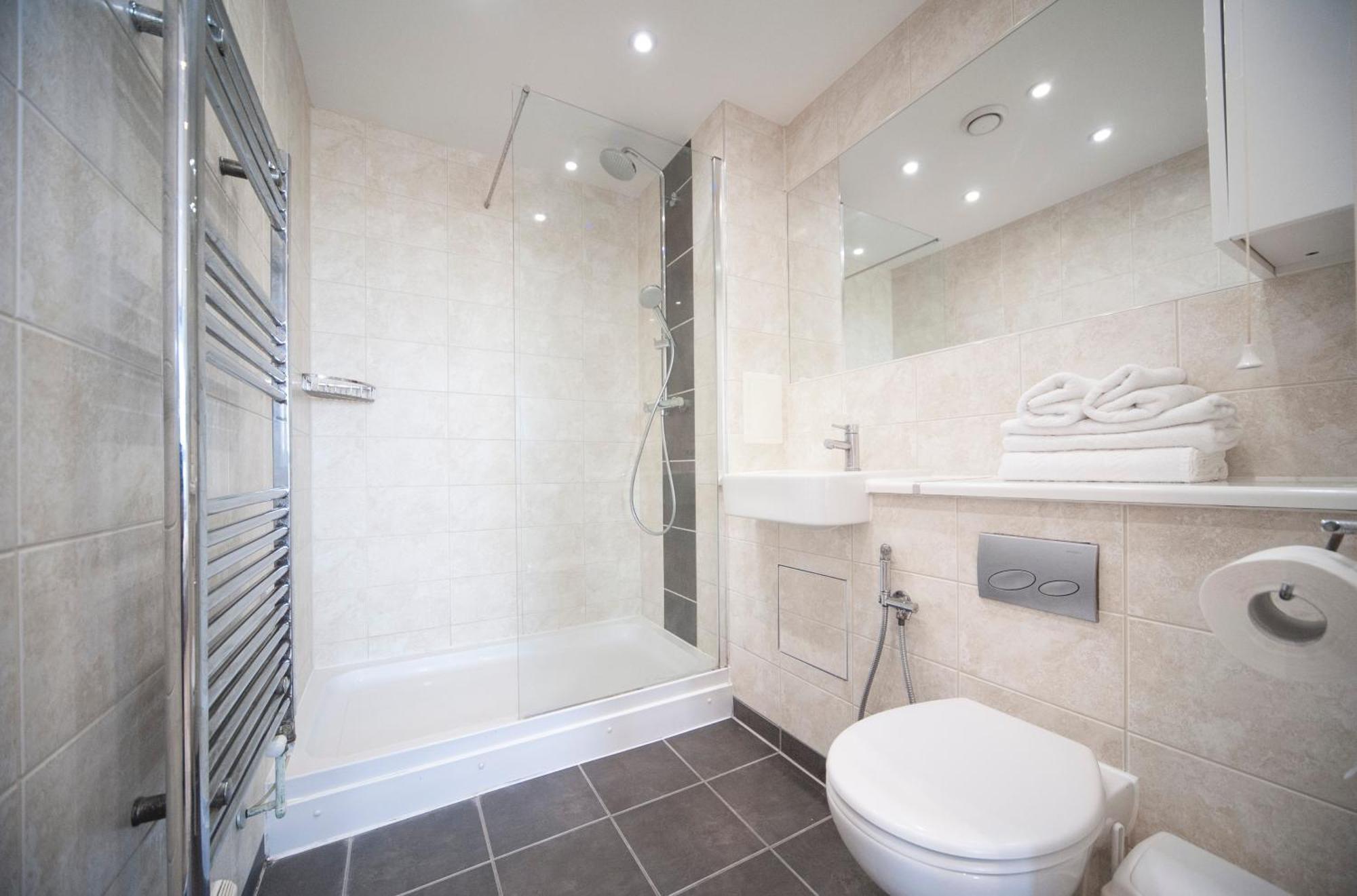 Top Floor Apt - 2 Bed/2 Bath + Private Balcony London Bagian luar foto