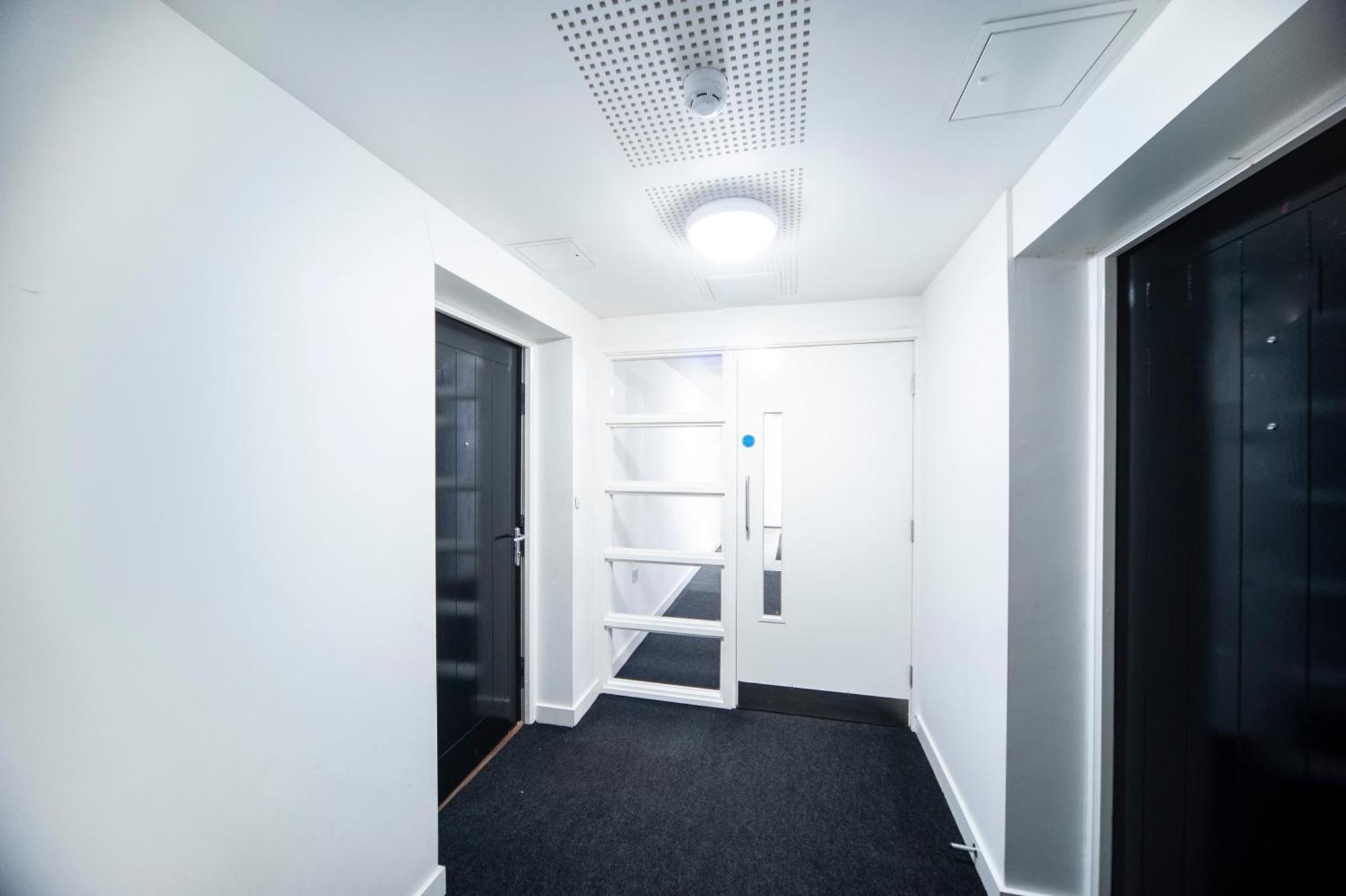 Top Floor Apt - 2 Bed/2 Bath + Private Balcony London Bagian luar foto