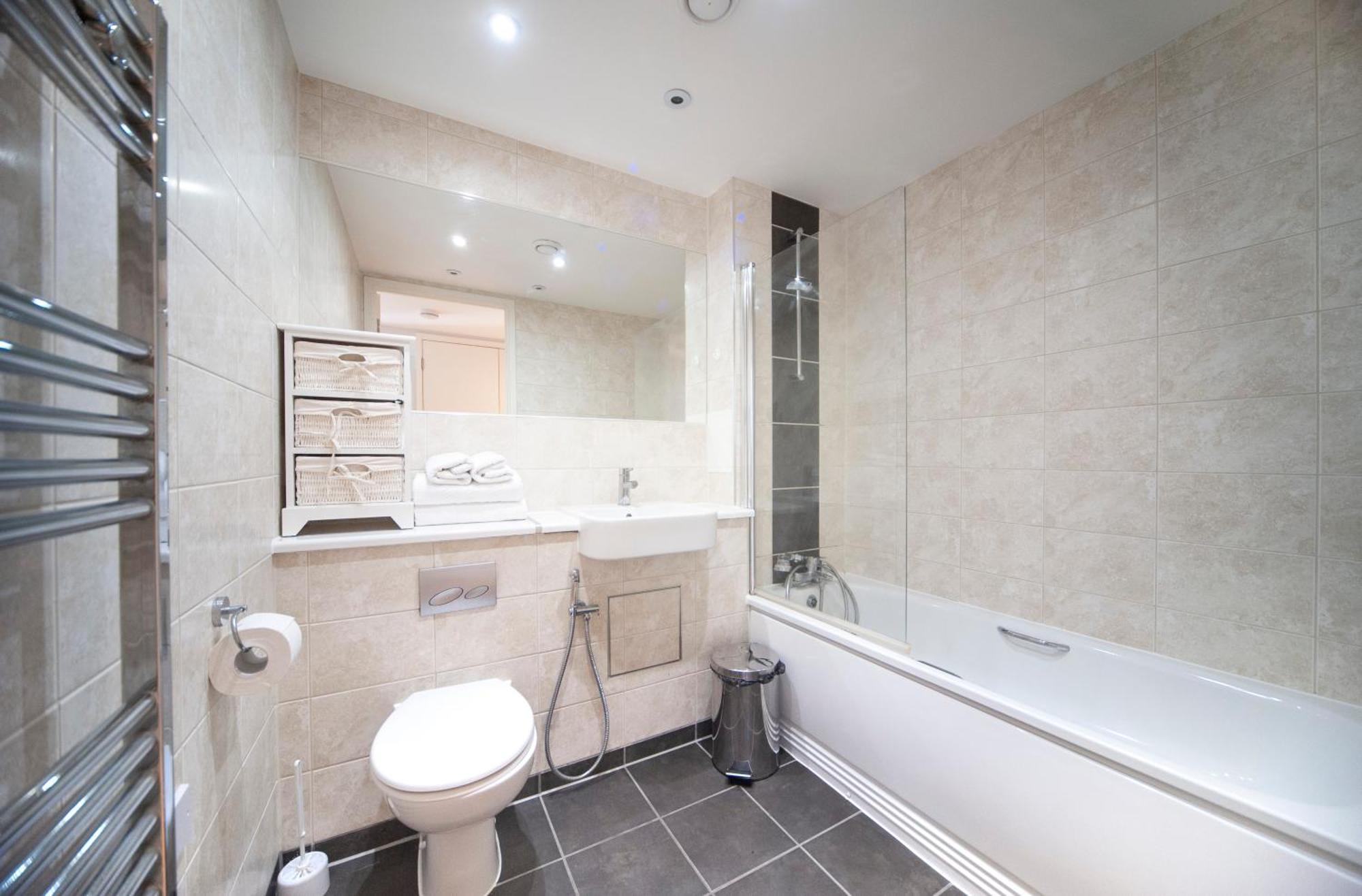 Top Floor Apt - 2 Bed/2 Bath + Private Balcony London Bagian luar foto