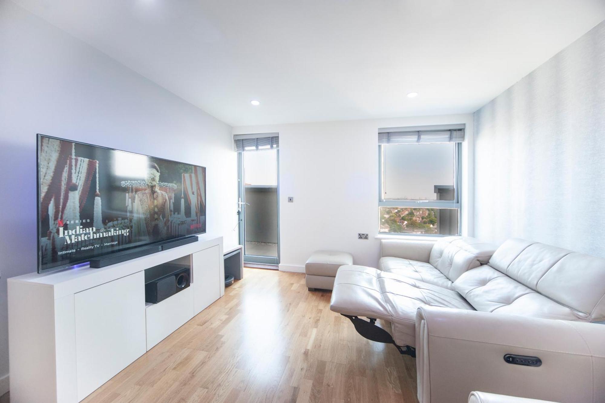Top Floor Apt - 2 Bed/2 Bath + Private Balcony London Bagian luar foto
