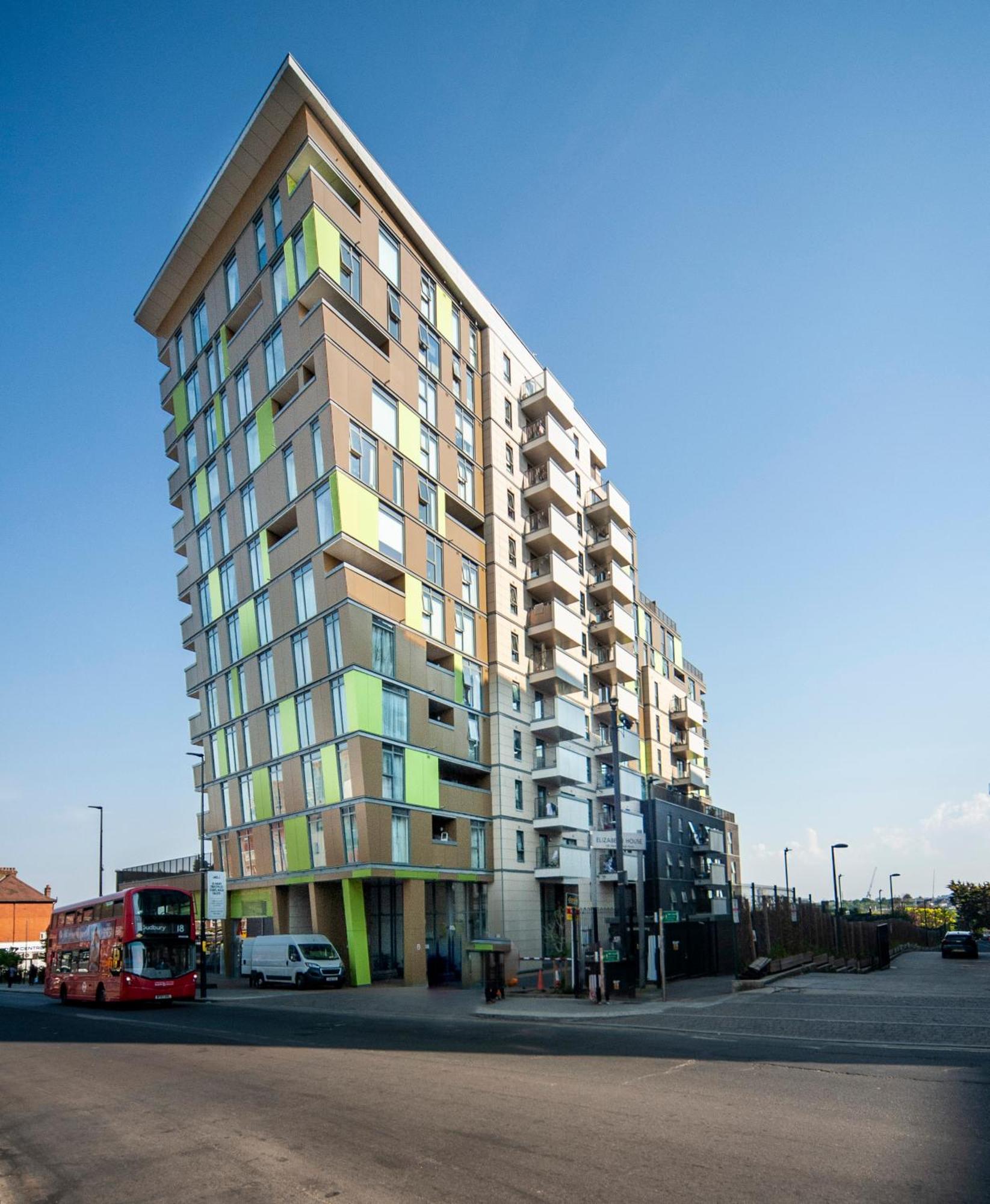 Top Floor Apt - 2 Bed/2 Bath + Private Balcony London Bagian luar foto